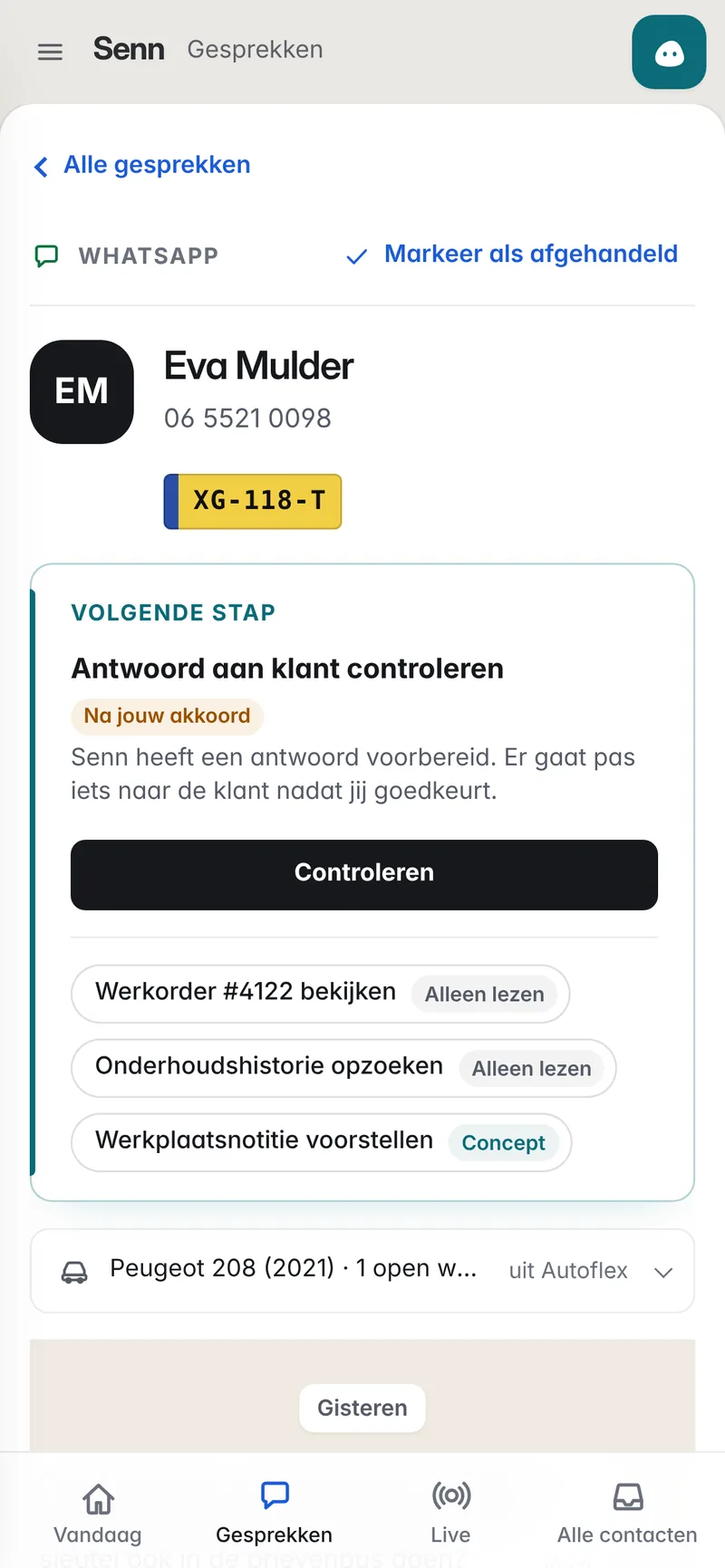 Senn op een telefoon: een WhatsApp-gesprek met de volgende stap, een antwoord controleren.